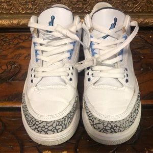 Jordan 3 Retro  North Carolina sz 8.5. Good condition. Ran out of closet space